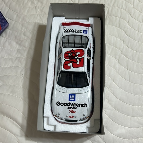 Nascar Kevin Harvick 29 1:24 scale signed - Picture 9 of 10